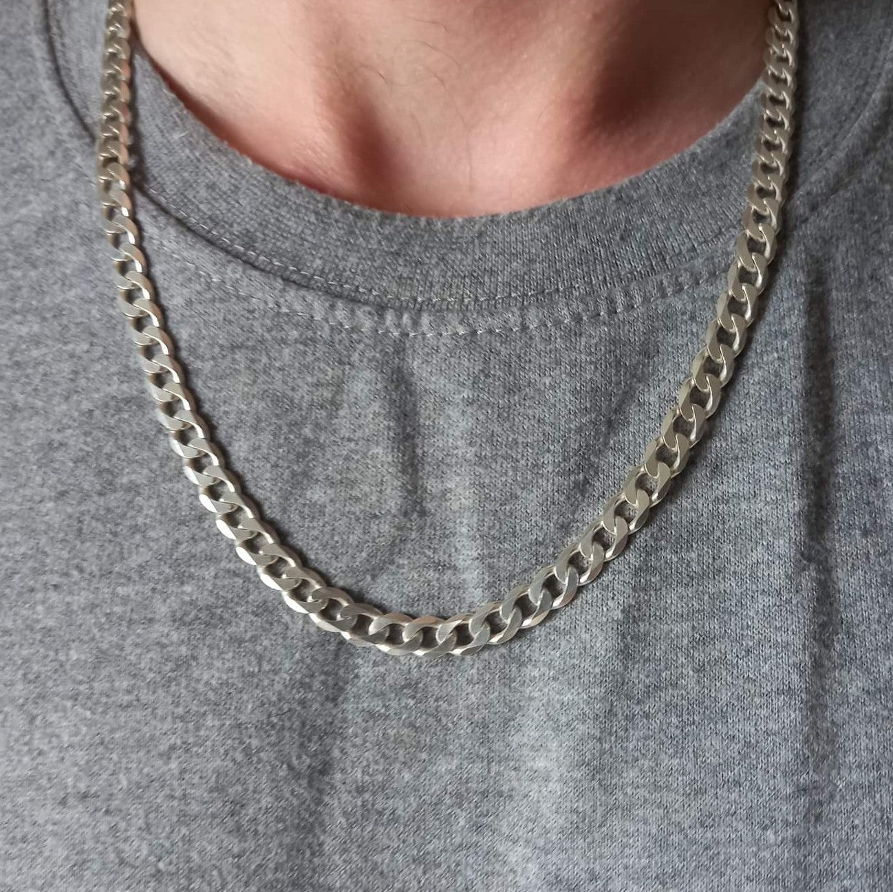 Man wearing a sterling silver curb chain